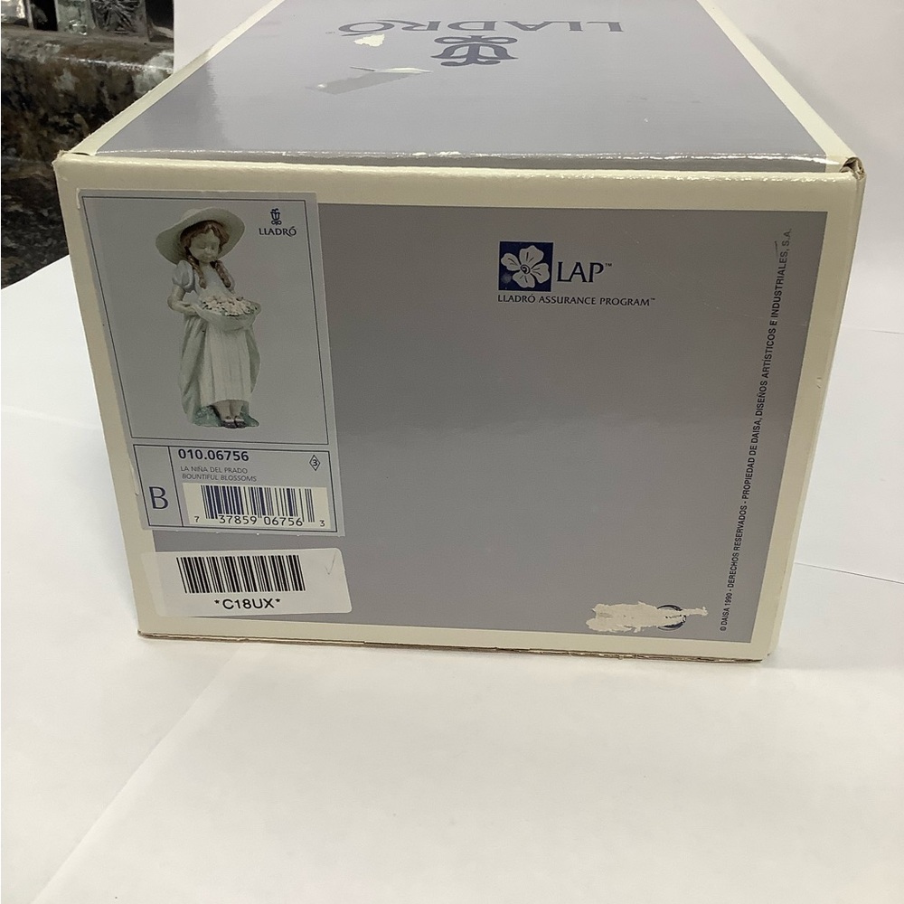 LLADRO Bountiful Blossom porcelain figurine - Picture 9 of 10